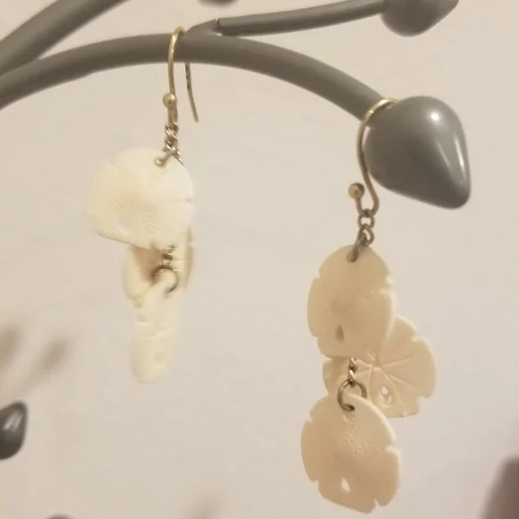 Coldwater Creek Gold Sand dollar earrings - Picture 5 of 5